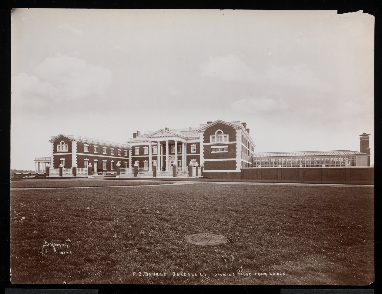 Utsikt over hovedhuset fra hytta, på F.G. Bournes eiendom i Oakdale, Long Island, New York, 1900 (sølv gelatintrykk) av Byron Company