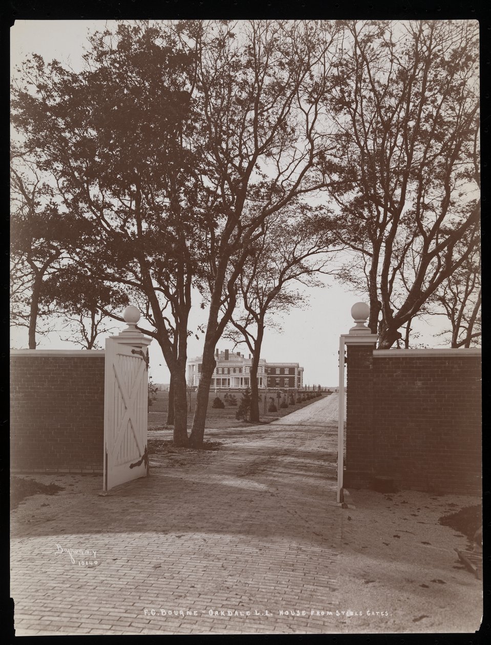 Utsikt over hovedhuset fra stallportene, på F.G. Bournes eiendom i Oakdale, Long Island, New York, 1900 (sølv gelatintrykk) av Byron Company