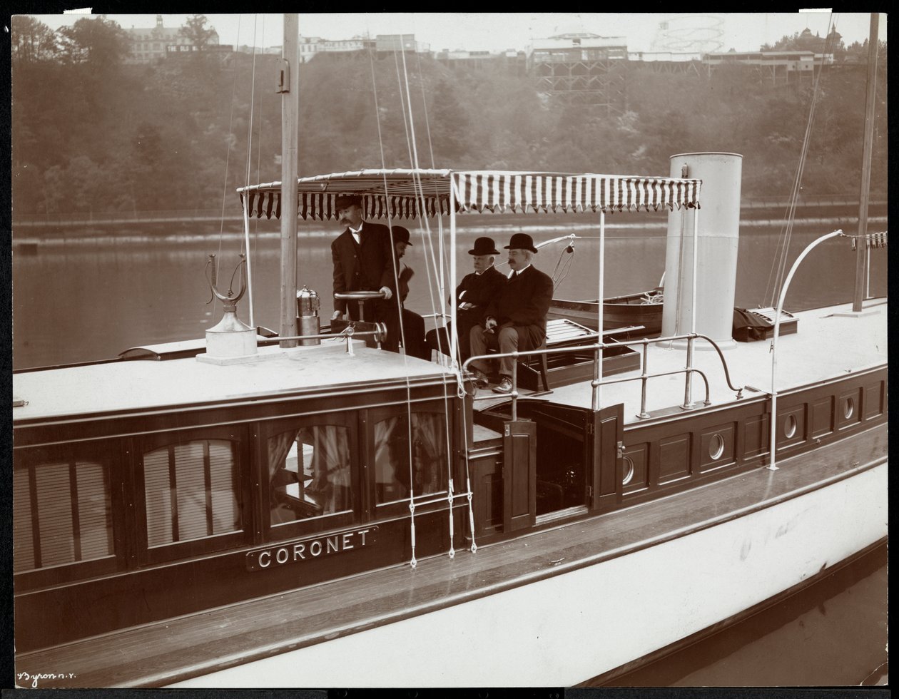 Utsikt over yachten Coronet of the New York Yacht, Launch und Engine Co. on the Harlem River, New York, 1905 (sølv gelatintrykk) av Byron Company
