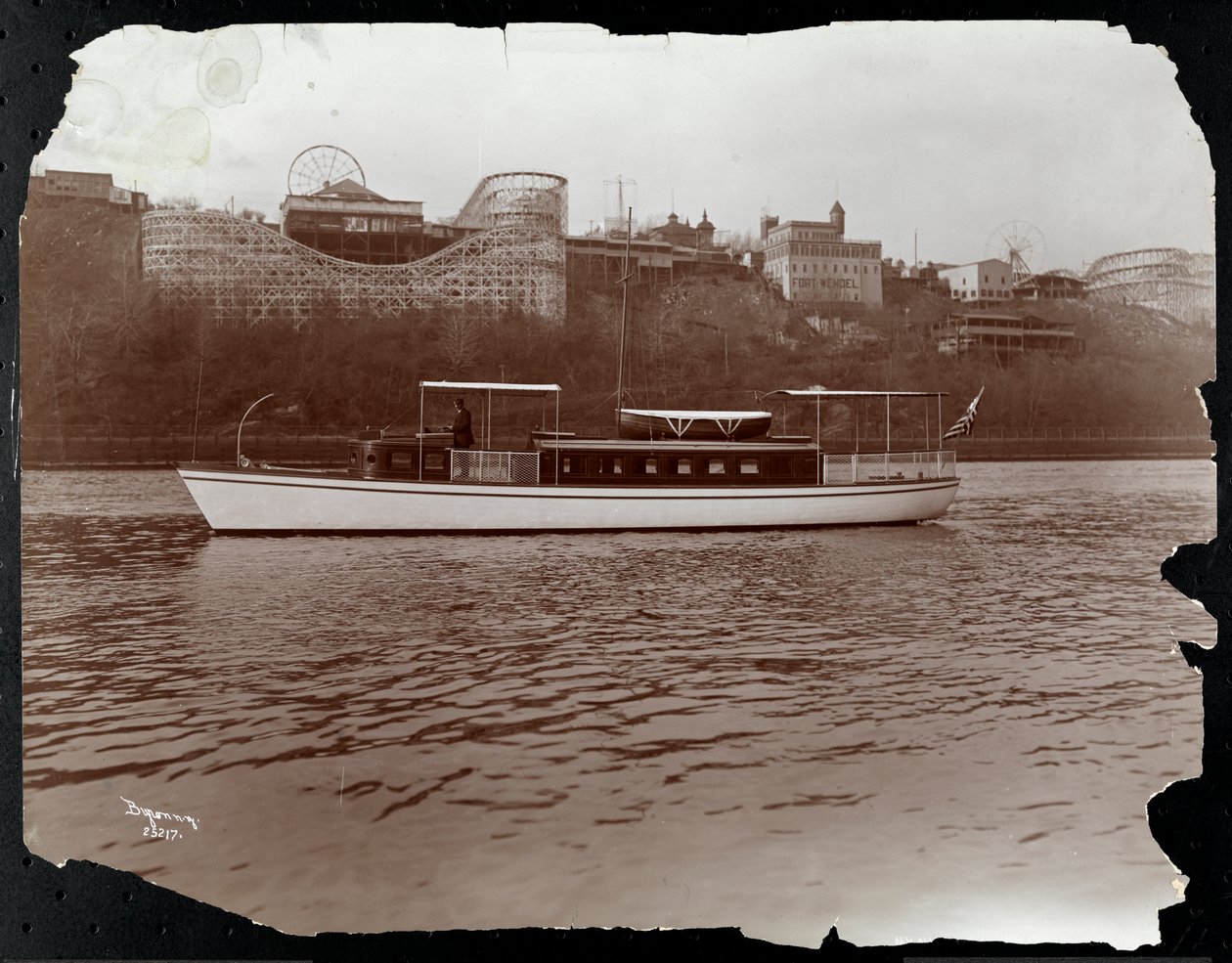 Utsikt over yachten Mousquetaire of the New York Yacht, Launch und Engine Co. on the Harlem River, New York, 1905 (sølv gelatintrykk) av Byron Company