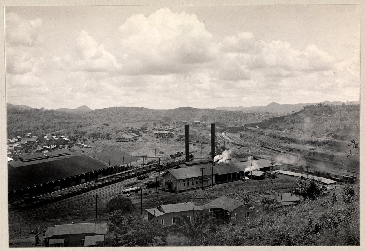 Utsikt over toggård og industribygninger nær byggingen av Panamakanalen, 1912 eller 1913 (sølvgelatintrykk) av Byron Company