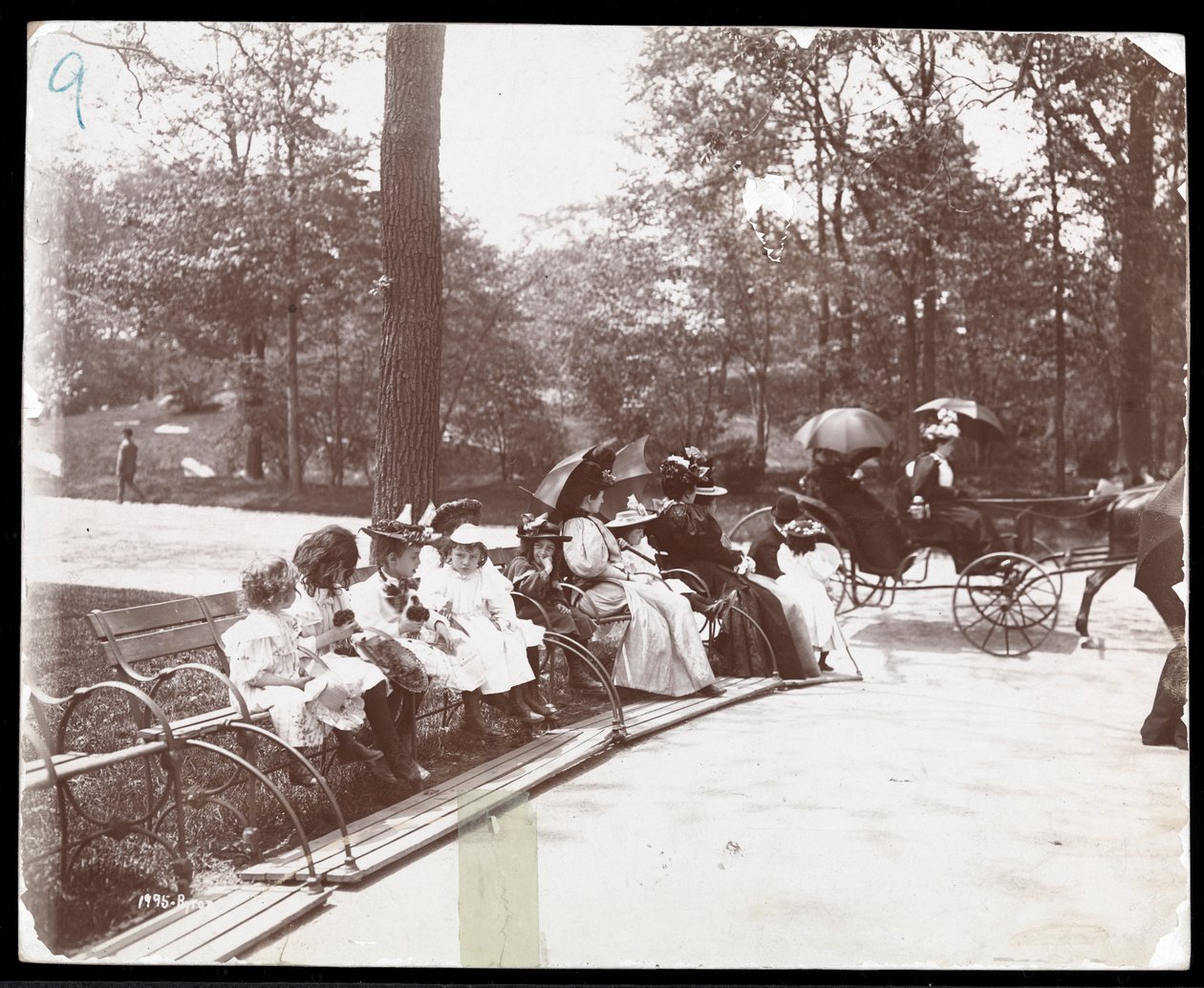 Utsikt over kvinner og barn som sitter på benker i Central Park, New York, 1898 (sølv gelatintrykk) av Byron Company