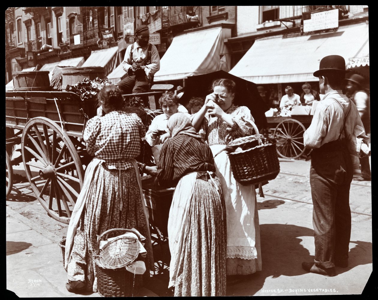 Utsikt over kvinner som kjøper grønnsaker og inspiserer egg, fra en kjøpmann på Hester Street, New York, 1898 (sølv gelatintrykk) av Byron Company