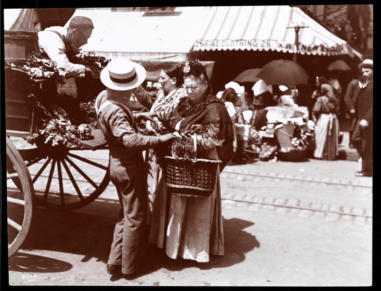 Utsikt over kvinner som kjøper grønnsaker fra en kjøpmann på gaten, New York, 1898 (sølv gelatintrykk) av Byron Company