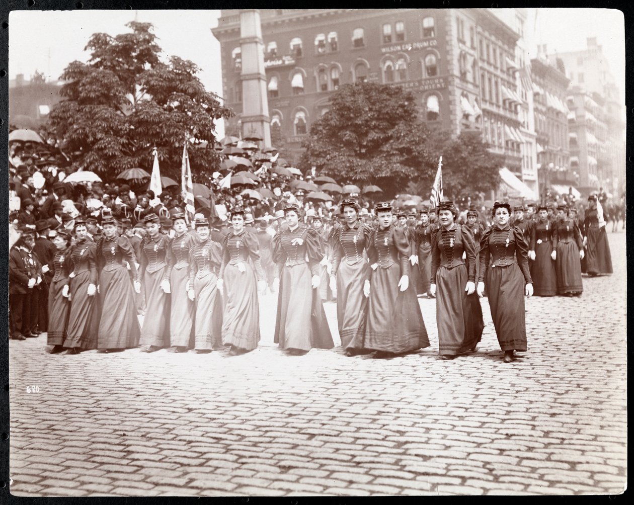 Utsikt over kvinner som marsjerer i en parade av Daughters of the Grand Army of the Republic, New York, mai 1895 (sølv gelatintrykk) av Byron Company