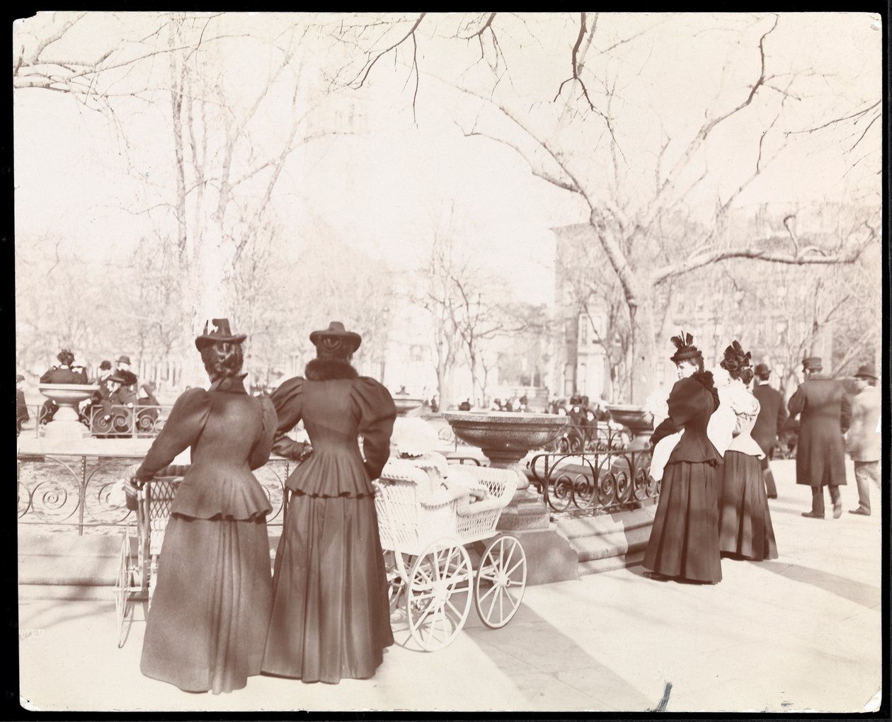 Utsikt over kvinner med barnevogn ved en fontene i Madison Square Park, New York, ca. 1905 (sølv gelatintrykk) av Byron Company