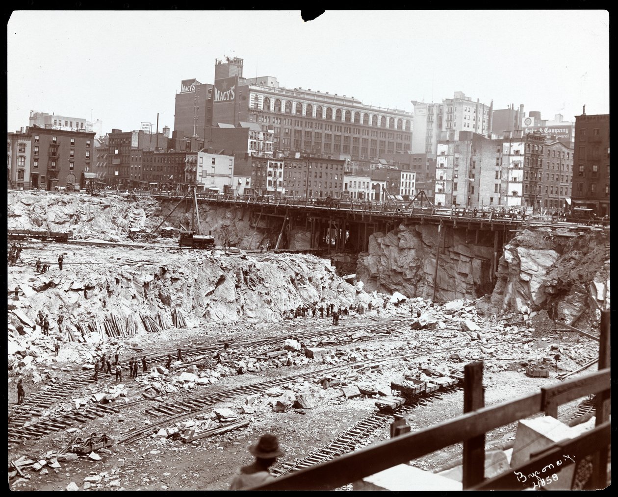 Utsikt over arbeidere i den enorme utgravningen for Pennsylvania Station, New York, 1906 (sølv gelatintrykk) av Byron Company