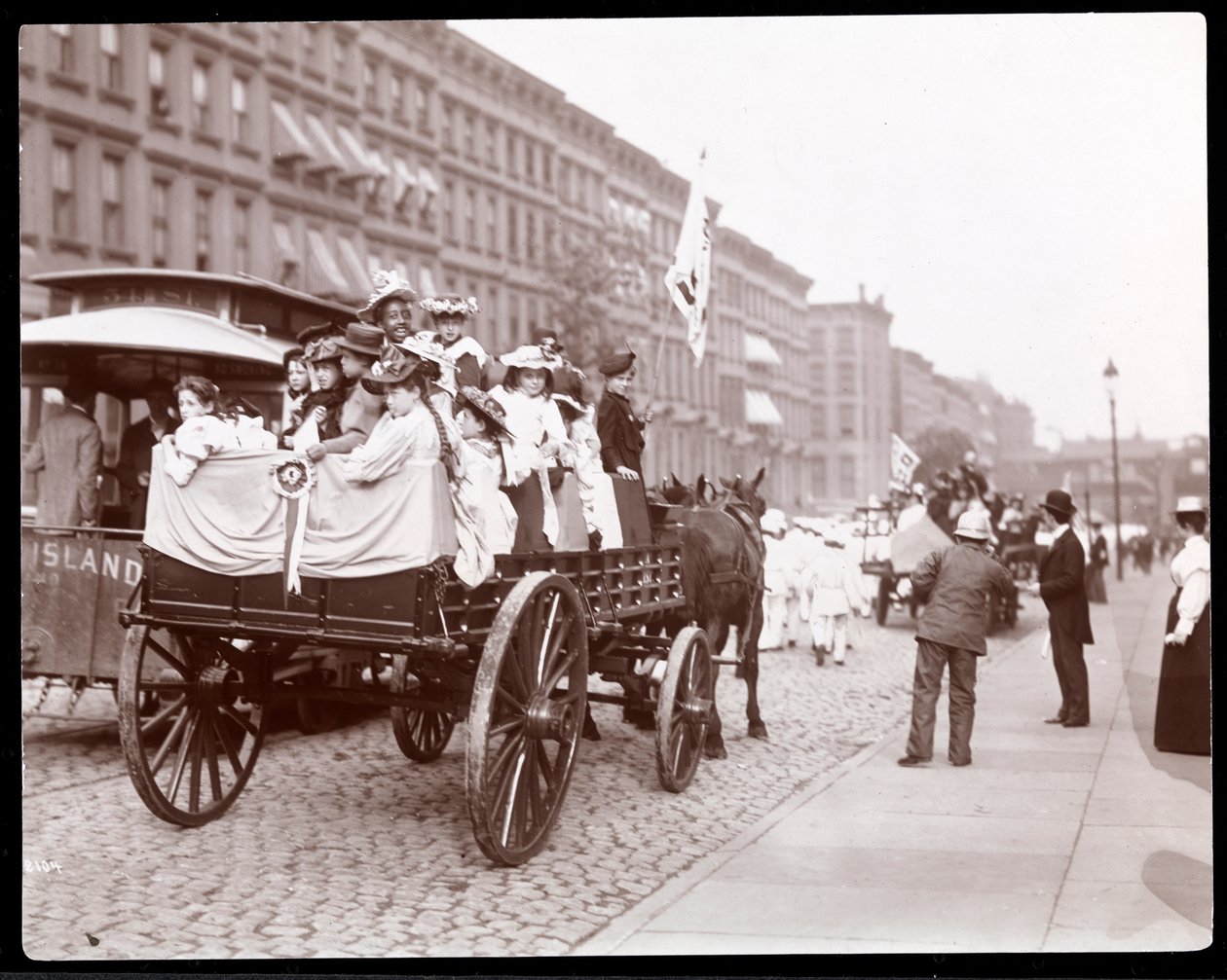 Utsikt over unge kvinner i en vogn i Street Cleaners' parade på 34th Street nær 4th Avenue, New York, 1896 (sølv gelatintrykk) av Byron Company