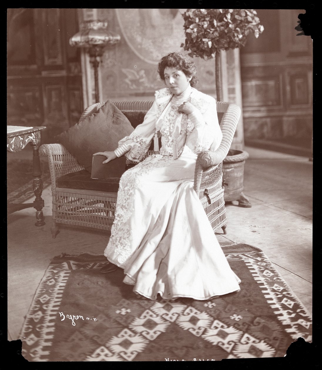 Viola Allen, ca. 1903 (sølv gelatintrykk) av Byron Company