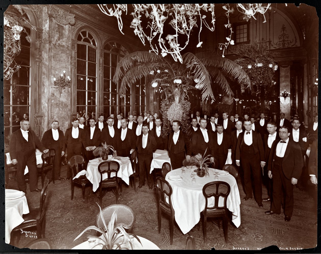 Servitører i Palm Court på Sherry's restaurant, New York, 1902 (sølv gelatintrykk) av Byron Company