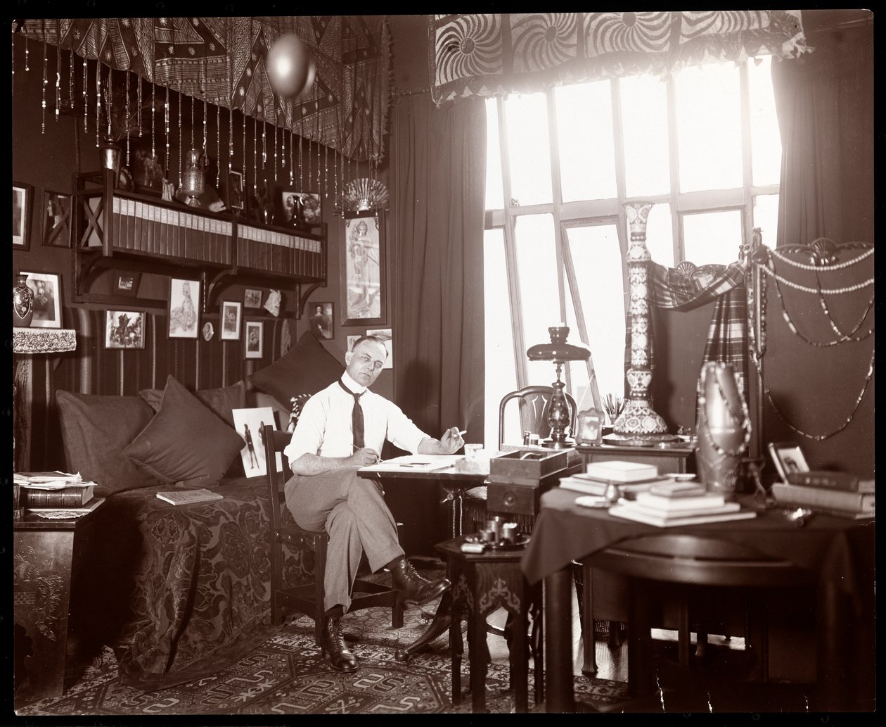 Will R. Barnes tegner i sitt studio, ca. 1900 (sølv gelatintrykk) av Byron Company