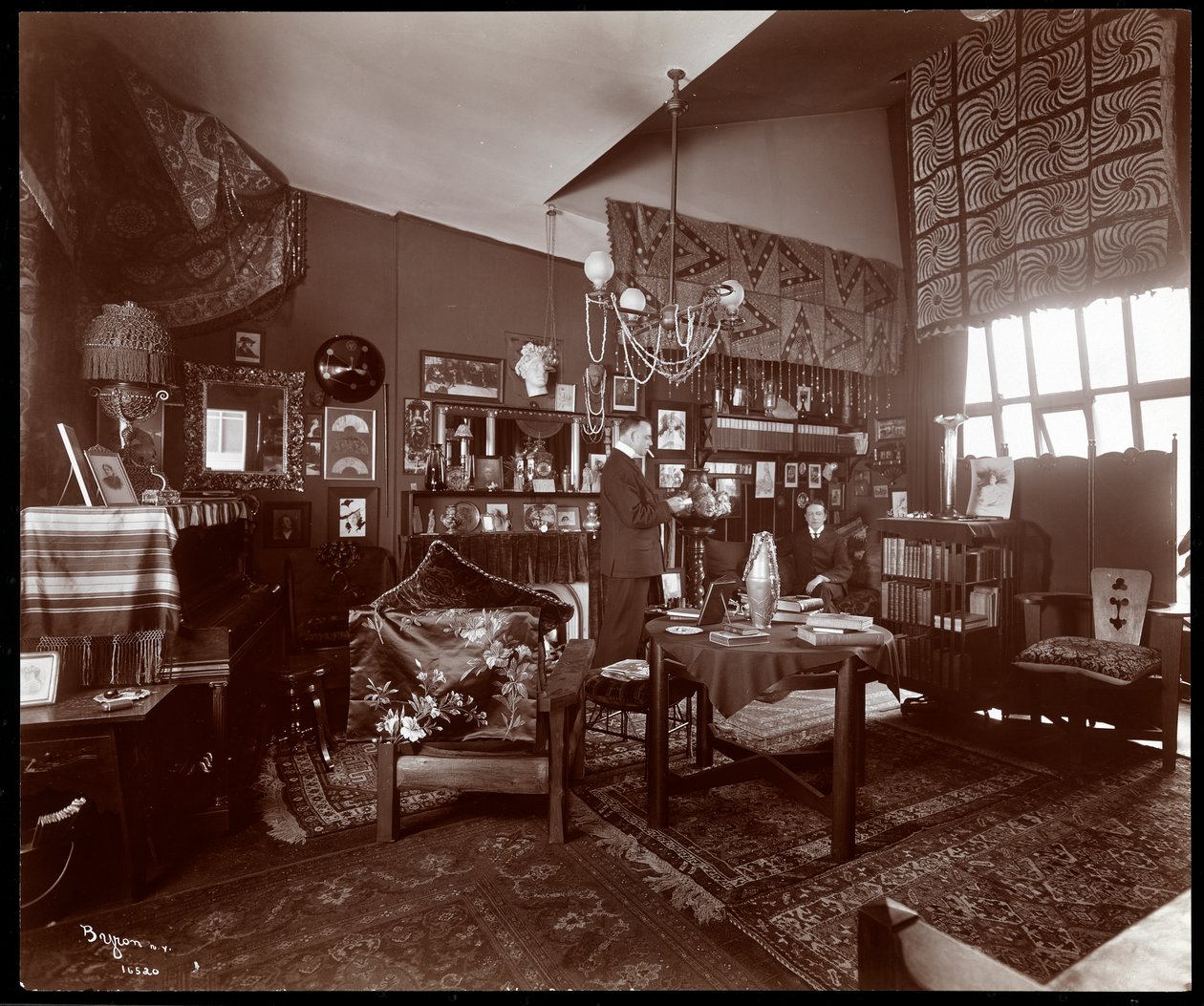 Will R. Barnes i studioet hans, 1903 (sølv gelatintrykk) av Byron Company