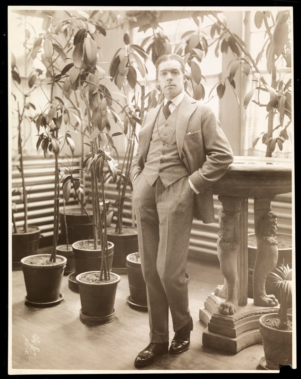 William Faversham i vinterhagen hans, ca. 1914 (sølv gelatintrykk) av Byron Company