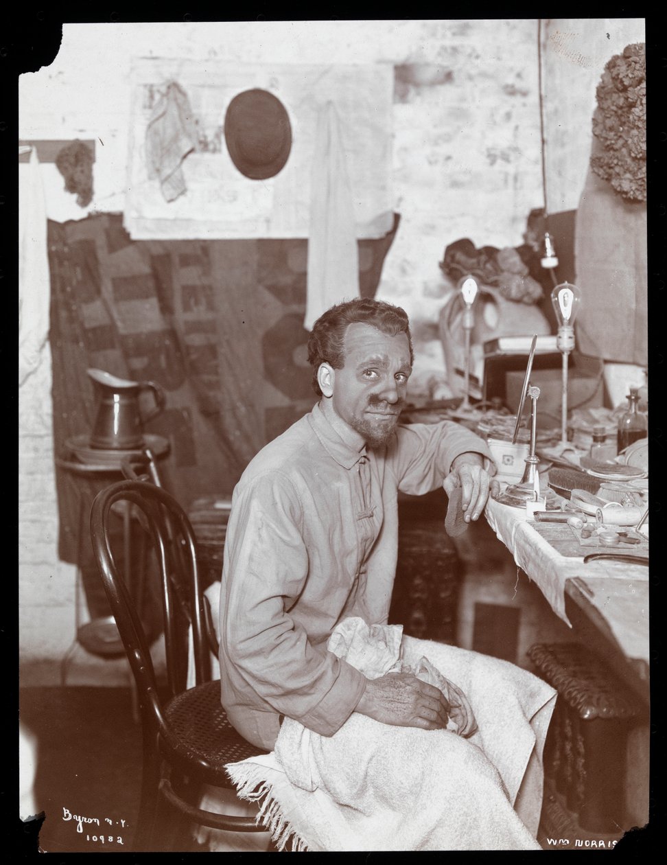 William Norris bruker sminke for sin karakter av Kongens Jester i 