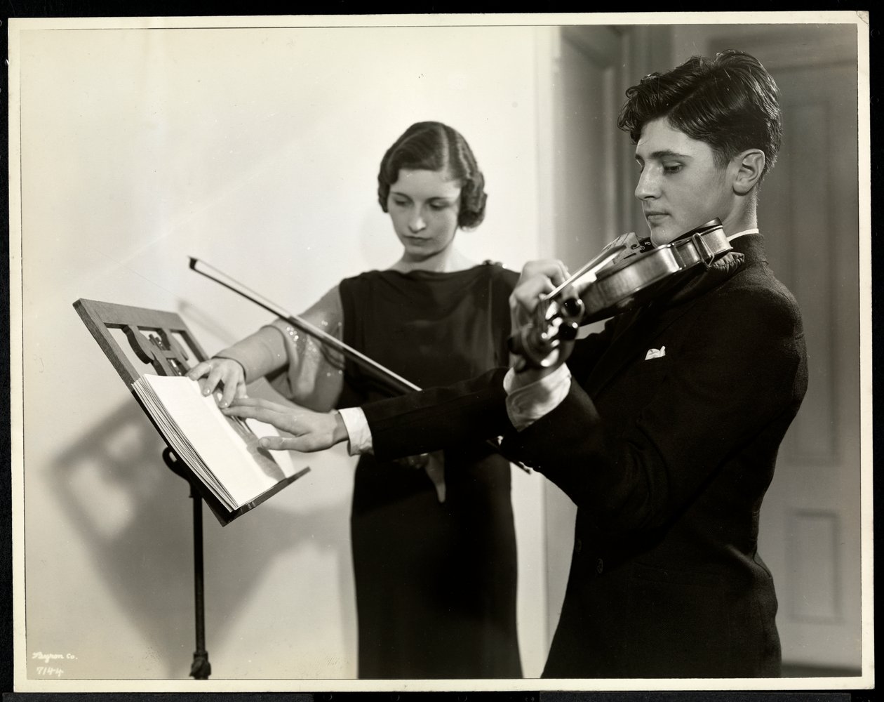 Kvinne som lærte en blind ung mann å spille fiolin ved New York Association for the Blind, 111 East 59th Street, New York, 1936 (sølv gelatintrykk) av Byron Company