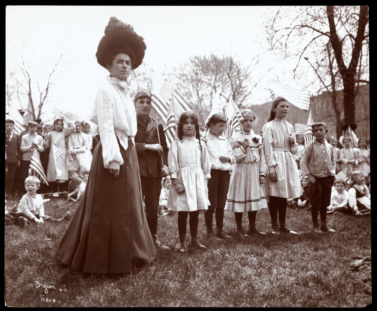 Kvinne med barn som holder flagg på Arbor Day i Tompkins Square Park, New York, 1904 (sølv gelatintrykk) av Byron Company