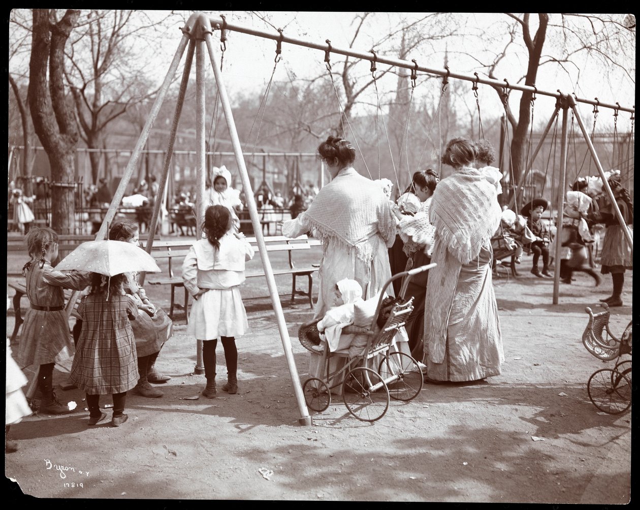 Kvinner og barn ved huskene på Arbor Day, Tompkins Square Park, New York, 1904 (sølv gelatintrykk) av Byron Company