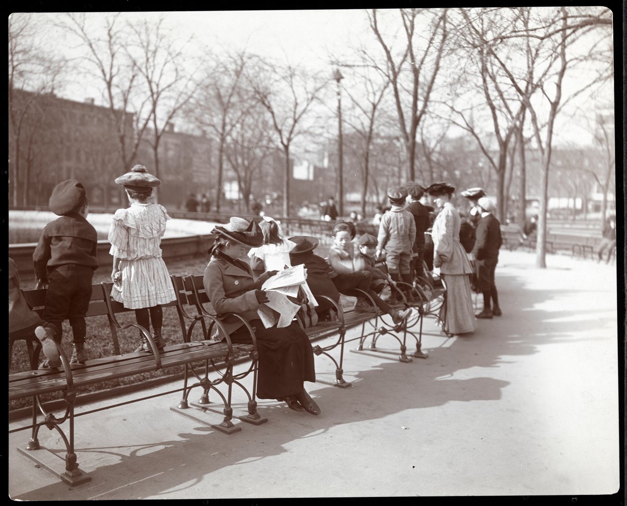 Kvinner og barn på parkbenker på Union Square, New York, 1903 (sølv gelatintrykk) av Byron Company