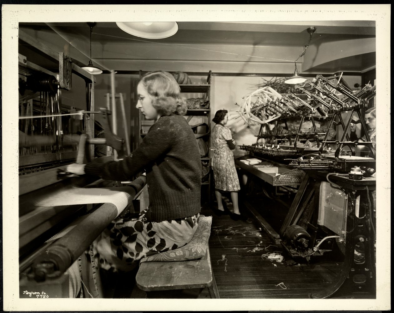 Kvinner på vevgulvet ved New York Association for the Blind, 111 East 59th Street, New York, 1939 (sølv gelatintrykk) av Byron Company