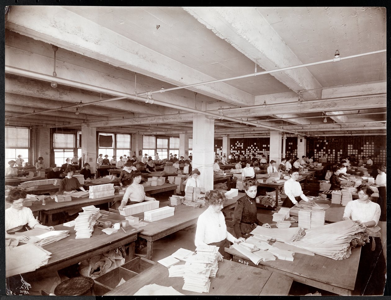 Kvinners emballasjemønstre i McCall's Magazine, New York, 1913 (sølv gelatintrykk) av Byron Company