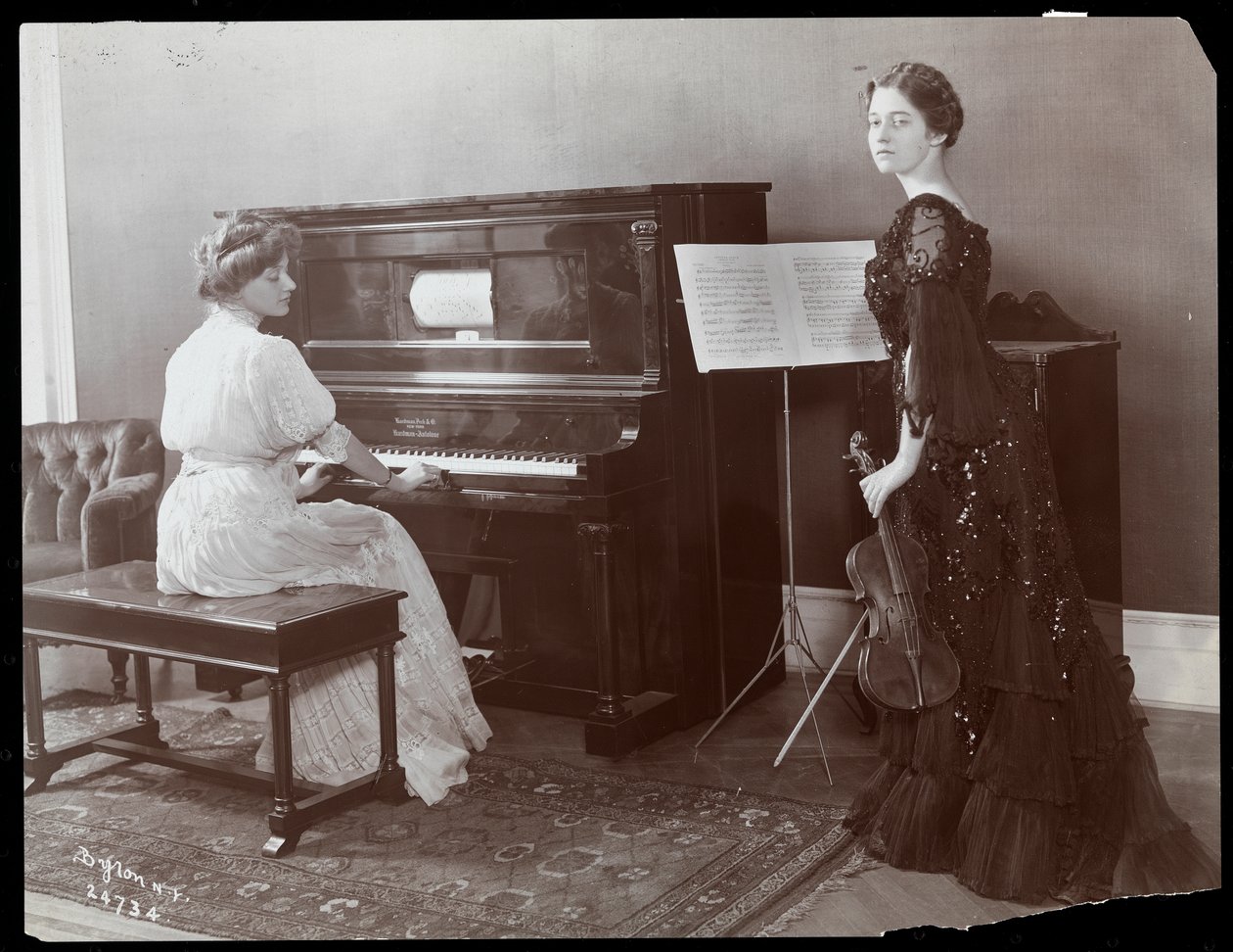 Kvinner som spiller piano og fiolin, New York, 1907 (sølv gelatintrykk) av Byron Company