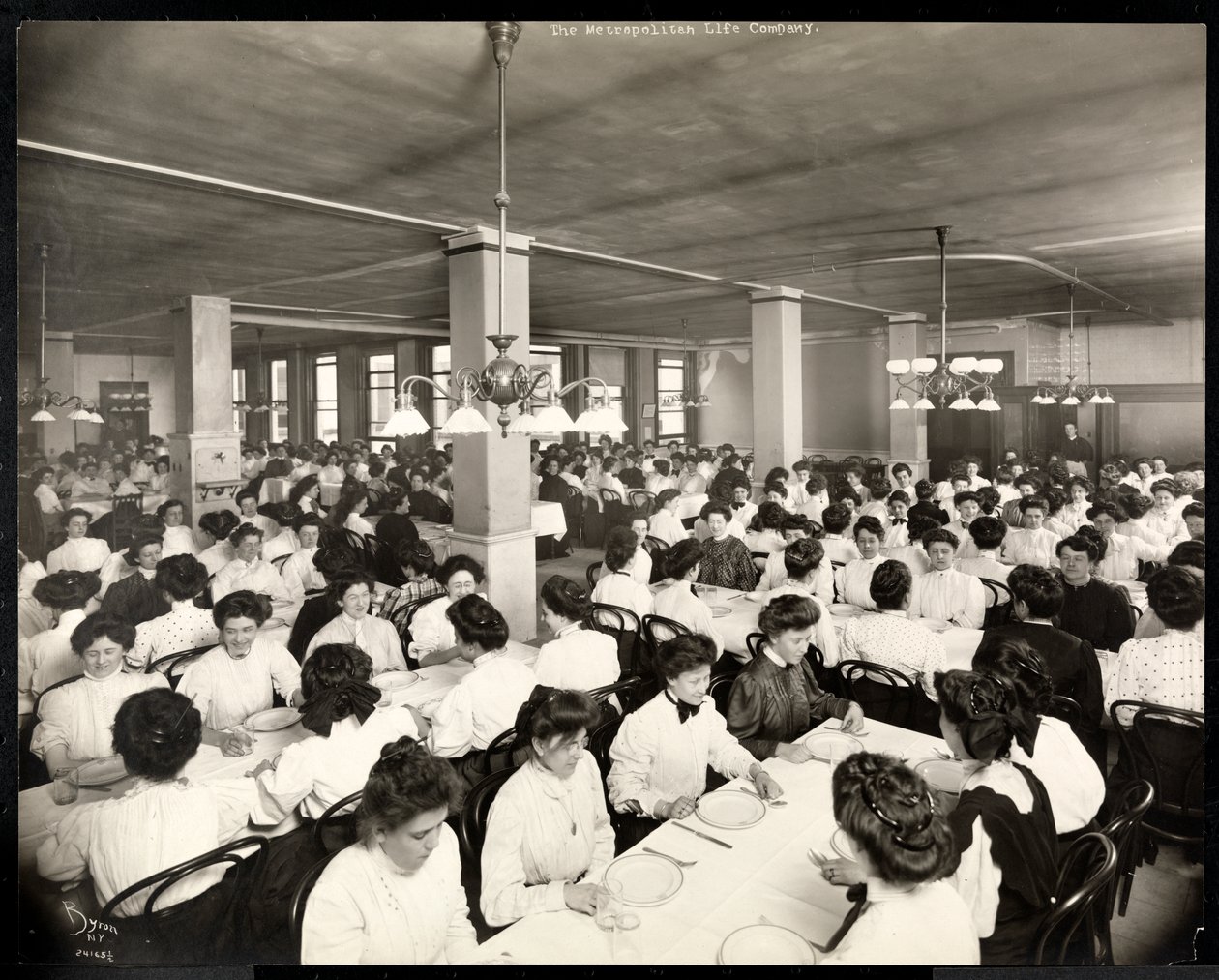 Kvinner satt for et måltid i spisestuen på Metropolitan Life Insurance Co. på 23rd Street og Madison Avenue, New York, 1907 (sølv gelatintrykk) av Byron Company