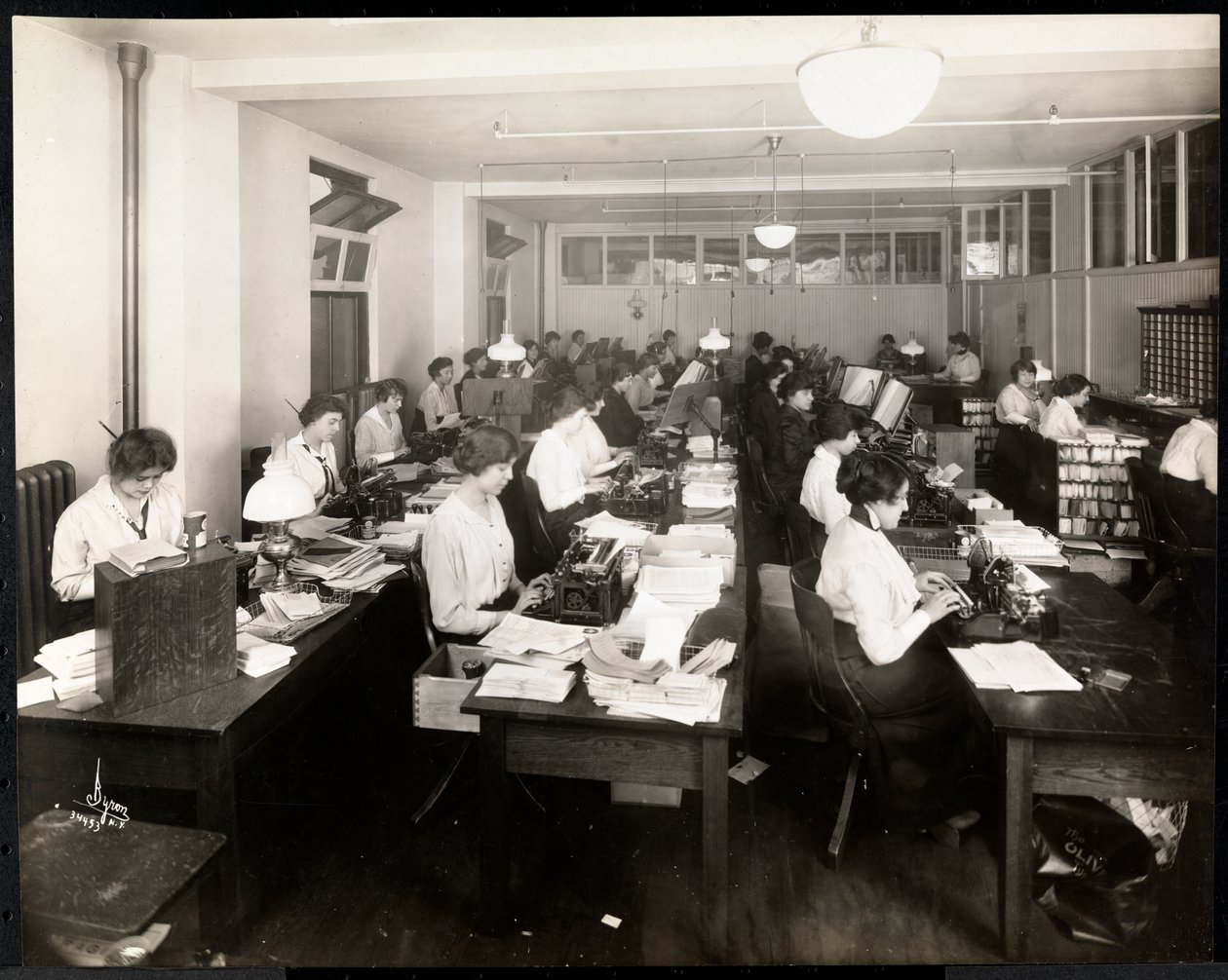 Kvinner skriver på et kontor hos Mantle Co. of America, New York, 1915 eller 1916 rsølv gelatintrykk) av Byron Company