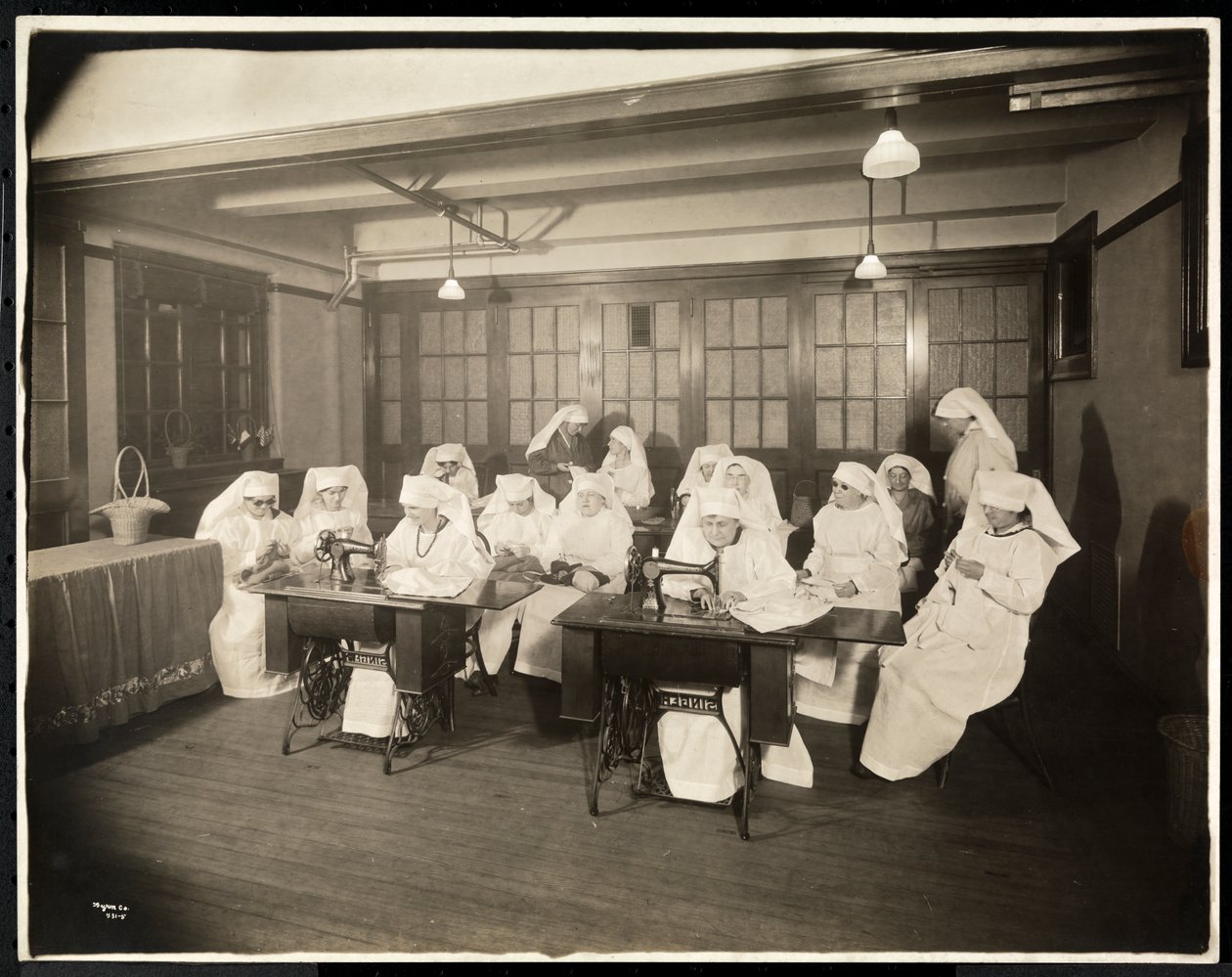 Kvinner iført hvite kitler, i en sytime, antagelig under eller assosiert med første verdenskrig, New York, ca. 1920 (sølv gelatintrykk) av Byron Company