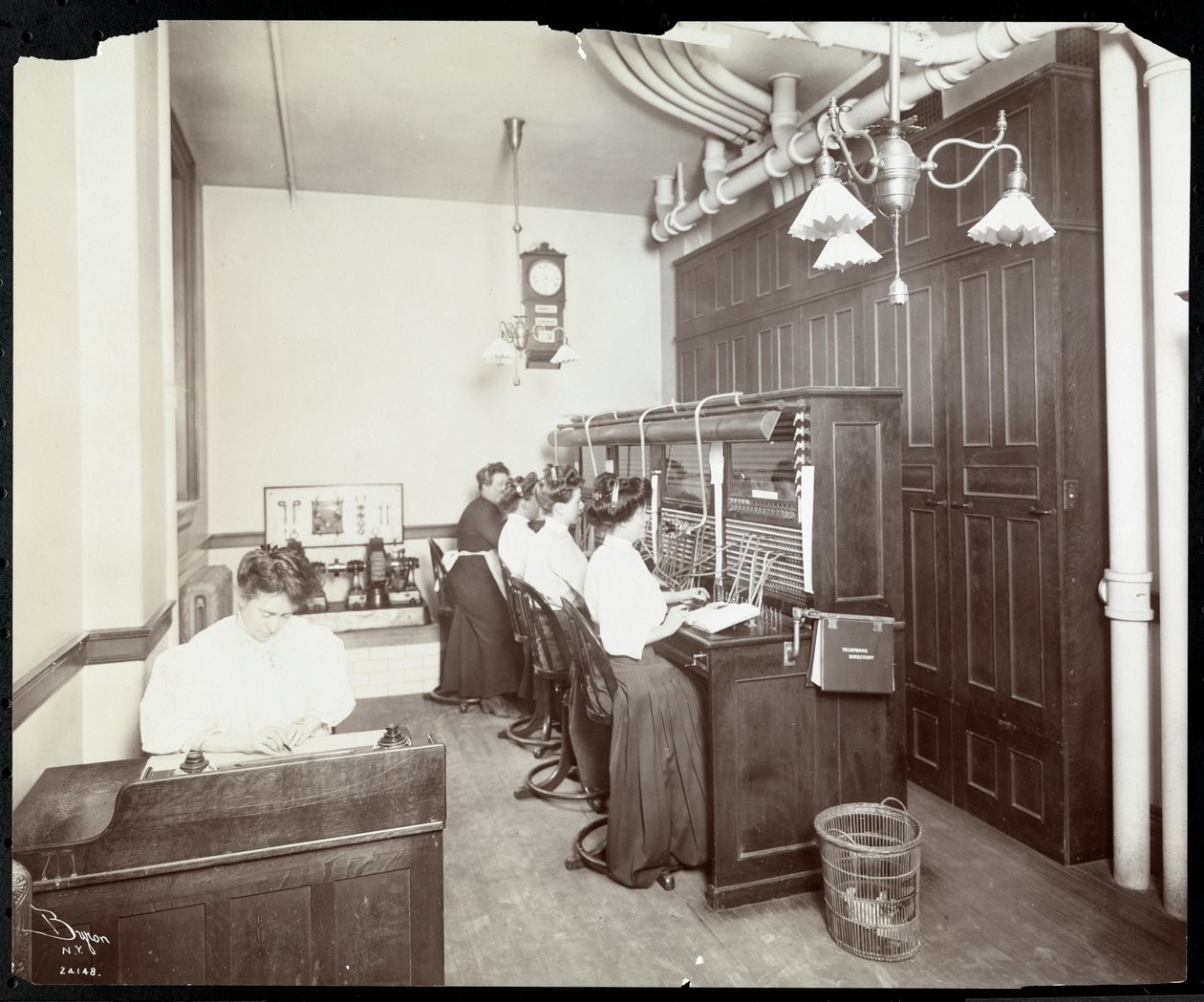 Kvinner som jobber ved sentralbordet hos Metropolitan Life Insurance Co. på 23rd Street og Madison Avenue, New York, 1907 (sølv gelatintrykk) av Byron Company