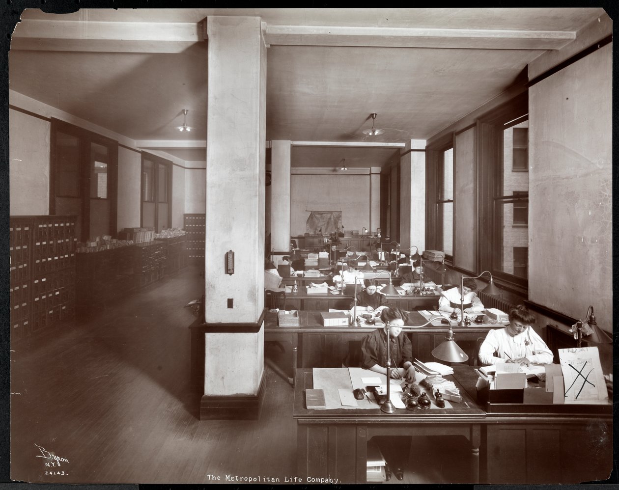 Kvinner som jobber på et kontor hos Metropolitan Life Insurance Co. på 23rd Street og Madison Avenue, New York, 1907 (sølv gelatintrykk) av Byron Company
