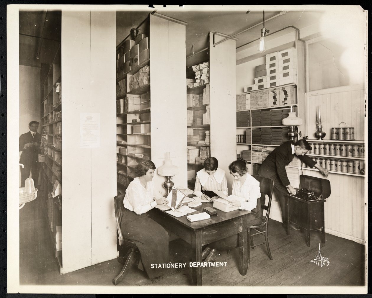 Kvinner som jobbet i skrivevareavdelingen til Mantle Lamp Co. of America, New York, 1915-16 (sølvgelatinpapir) av Byron Company