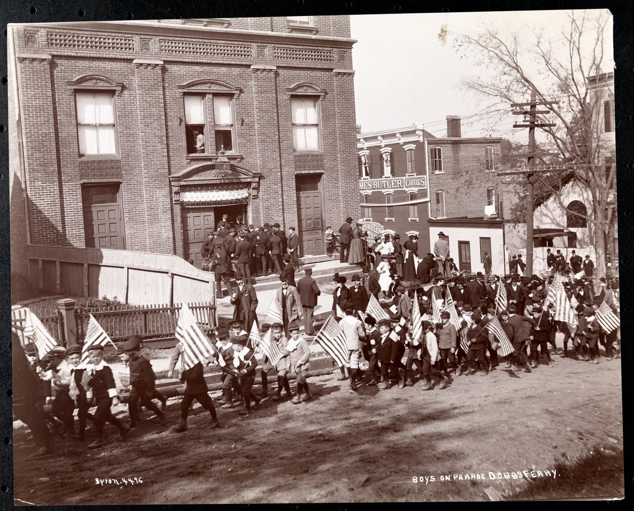 Unge gutter med flagg marsjerer i en parade ved Dobbs Ferry, New York, 1898 (sølv gelatintrykk) av Byron Company