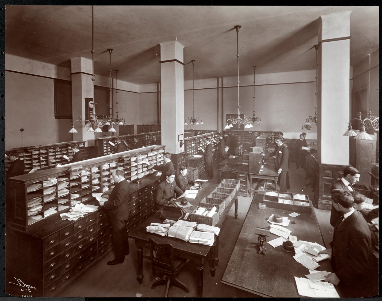 Unge menn som jobber i et postrom hos Metropolitan Life Insurance Co. på 23rd Street og Madison Avenue, New York, 1907 (sølv gelatintrykk) av Byron Company