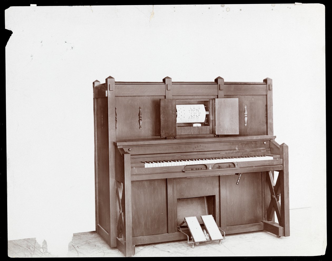 A Hardman Peck und Co.-spiller piano, 1907 (sølv gelatintrykk) av Byron Company