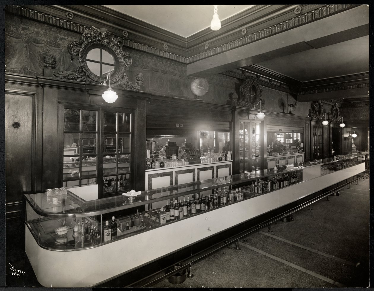 En bar på Robert Treat Hotel, Newark, New Jersey, 1916 (sølv gelatintrykk) av Byron Company