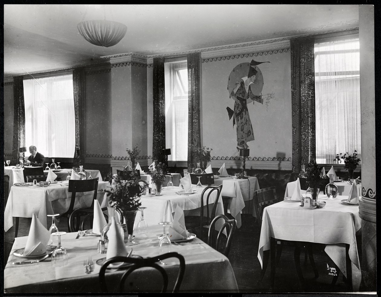 En spisestue på Hotel Majestic, 1916 eller 1917 (sølv gelatintrykk) av Byron Company