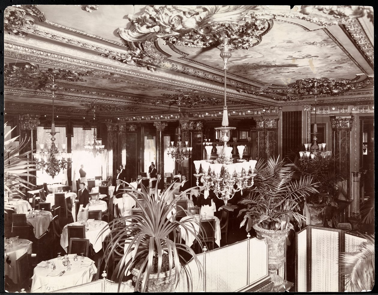En spisestue på Hotel Savoy, ca. 1895-96 (sølv gelatintrykk) av Byron Company