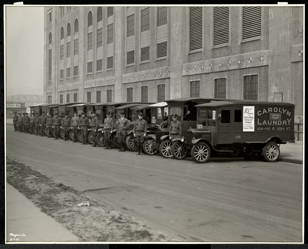 En linje med leveringsbiler parkert utenfor Carolyn Laundry på 111 East 128th Street, East Harlem, New York, 1929 (sølv gelatintrykk) av Byron Company