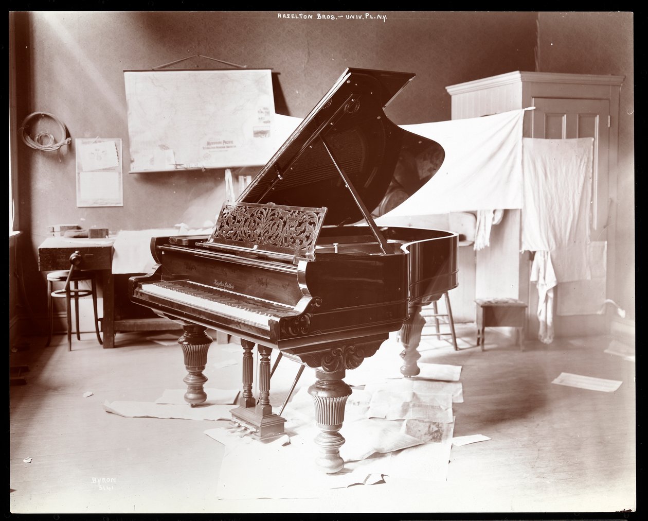 Et piano av Hazelton Brothers Piano Co. på University Place, New York, 1898 (sølv gelatintrykk) av Byron Company