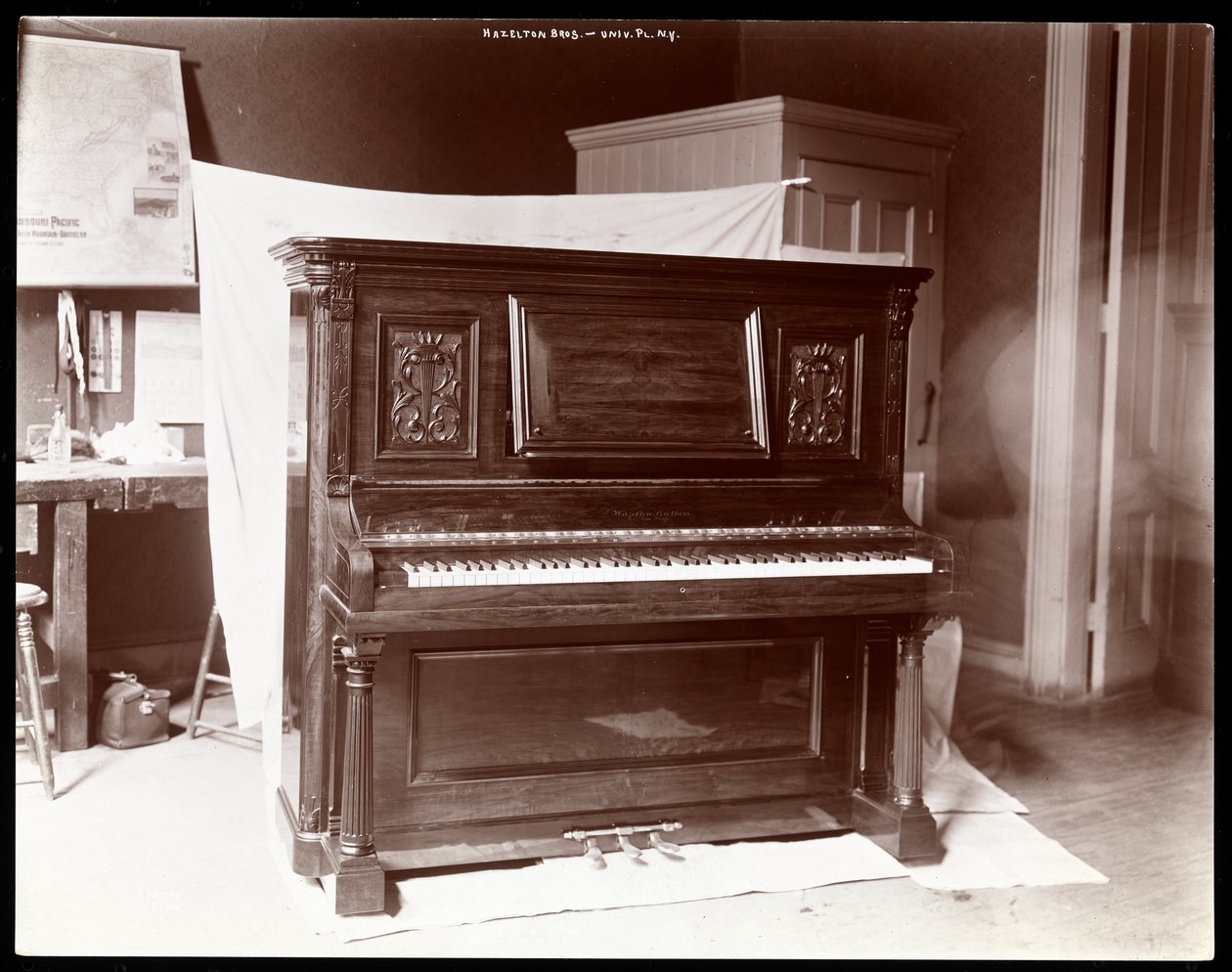 Et piano av Hazelton Brothers Piano Co. på University Place, New York, 1898 (sølv gelatintrykk) av Byron Company