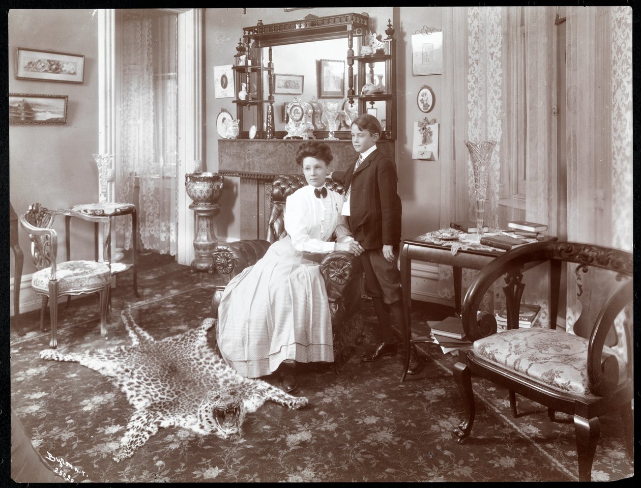 Et rom på Hotel Cadillac, 1907 (sølv gelatintrykk) av Byron Company