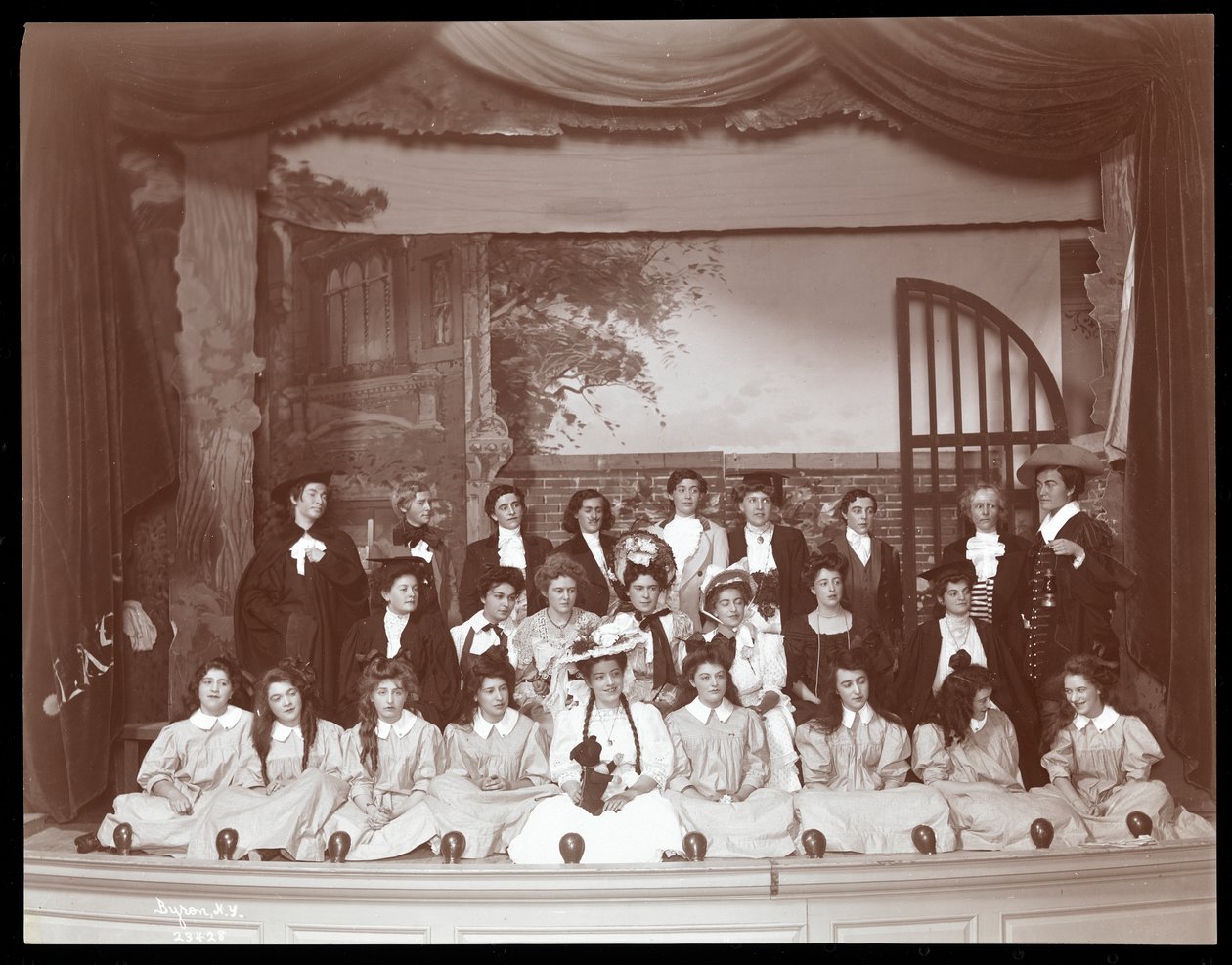 En scene fra en amatørproduksjon av et skuespill med tittelen Angelina, The Orphaned Heiress presentert på Barnard College, New York (sølv gelatintrykk) av Byron Company