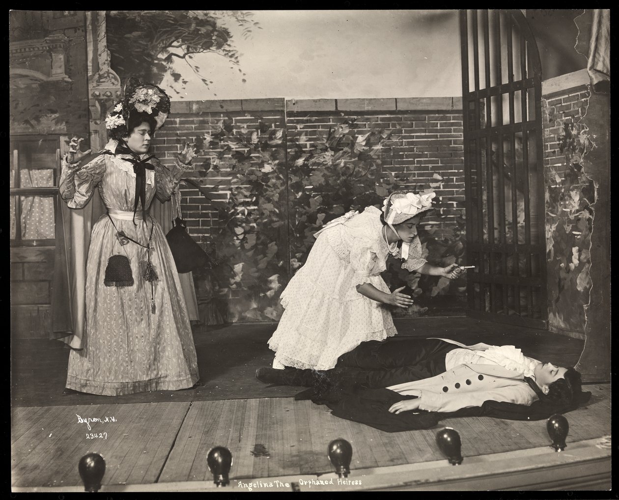 En scene fra en amatørproduksjon av et skuespill med tittelen Angelina, The Orphaned Heiress presentert på Barnard College, New York (sølv gelatintrykk) av Byron Company