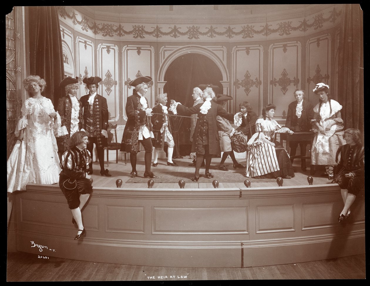 En scene fra en amatørproduksjon av et skuespill med tittelen The Heir at Law presentert på Barnard College, New York (sølvgelatintrykk) av Byron Company