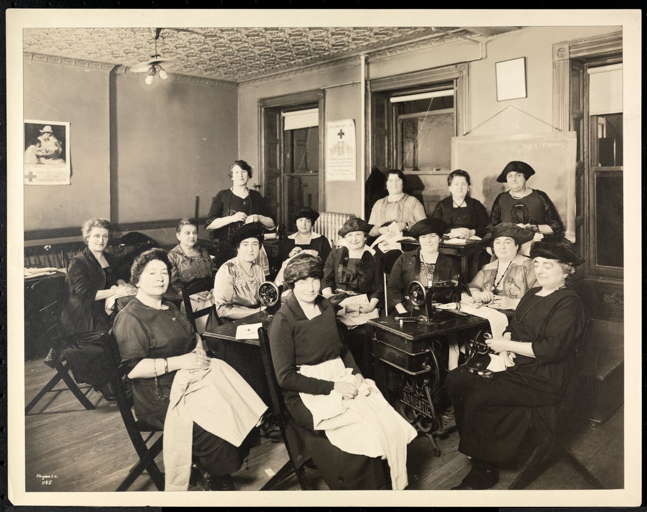 En sysirkel for kvinner på 115 East 101st Street, East Harlem, New York, 1920 (sølv gelatintrykk) av Byron Company