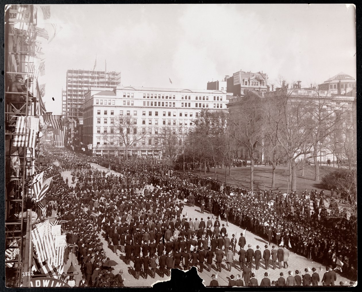 Luftfoto av menn som marsjerer i den republikanske Gold Standard Parade på Broadway i City Hall Park, New York, 1898 (sølv gelatintrykk) av Byron Company