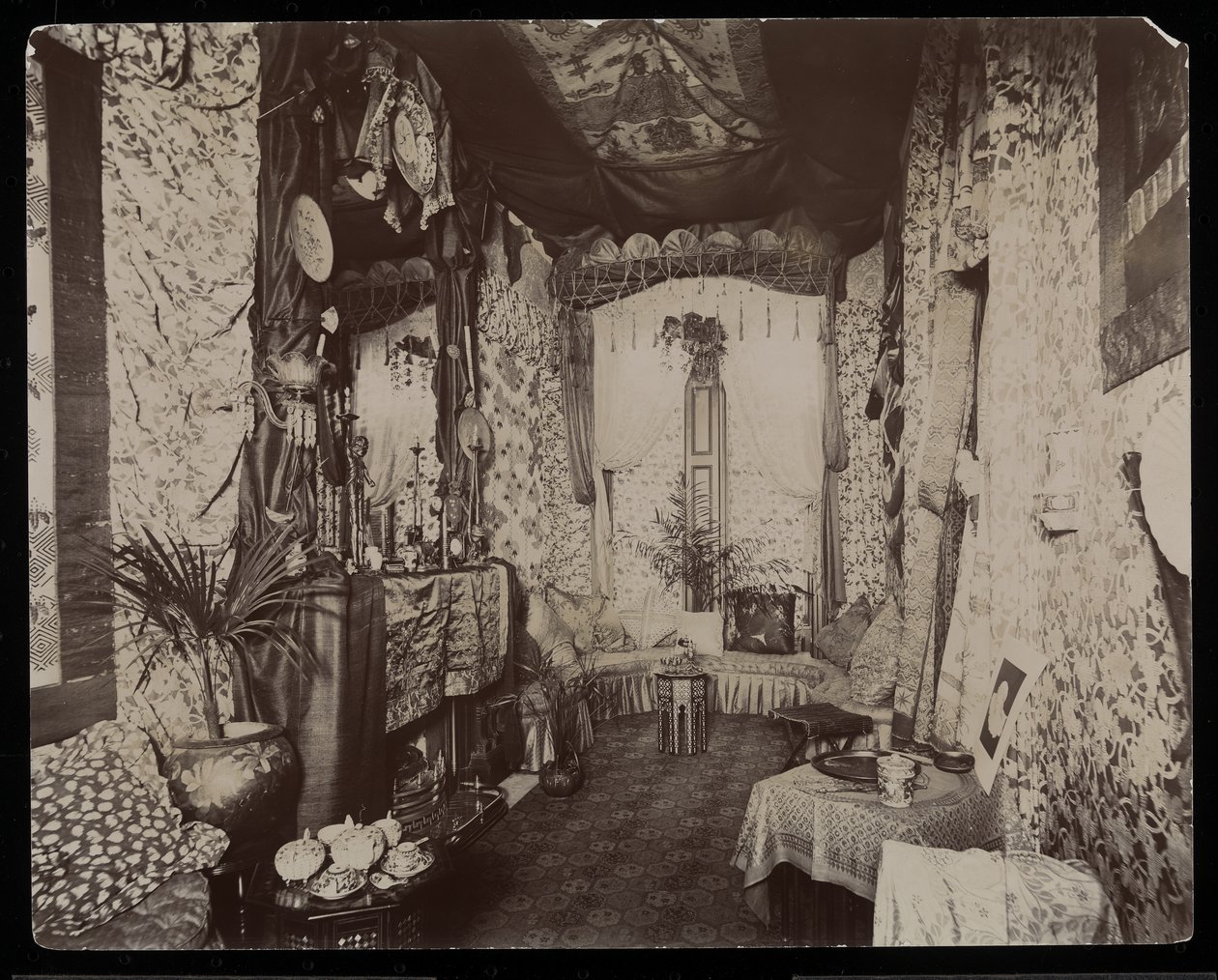 En utsmykket stue i Blakely Hall-residensen på 11 West 45th Street, New York, 1896-98 (sølv gelatintrykk) av Byron Company
