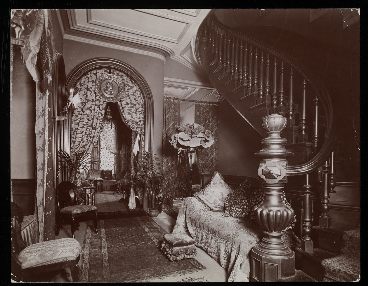 En utsmykket stue i Blakely Hall-residensen på 11 West 45th Street, New York, 1896-98 (sølv gelatintrykk) av Byron Company