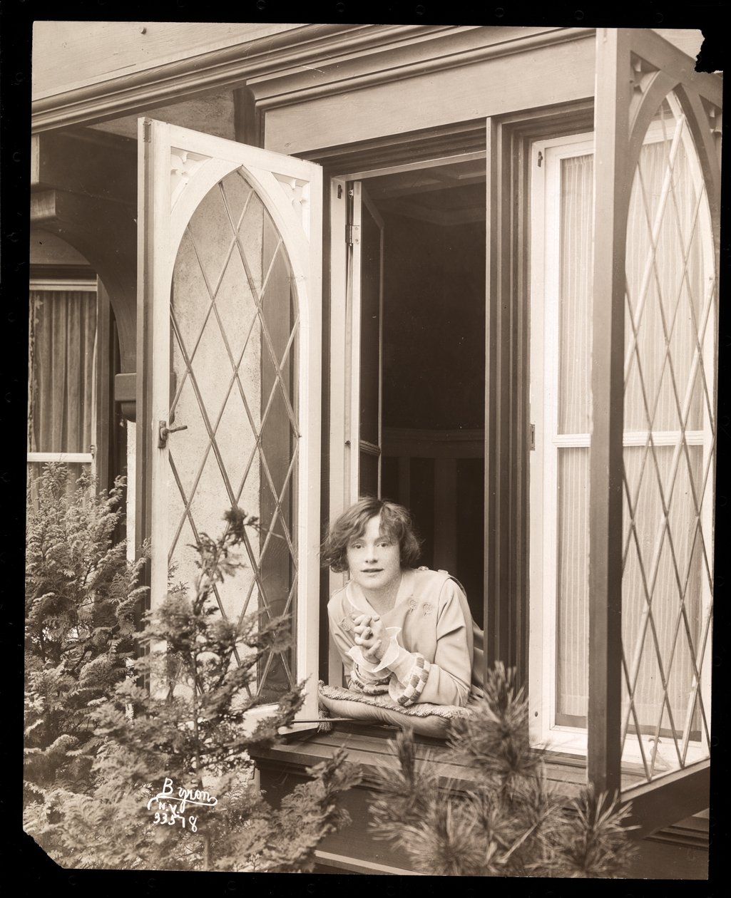 Anne Murdock at Home, ca. 1915 (sølv gelatintrykk) av Byron Company