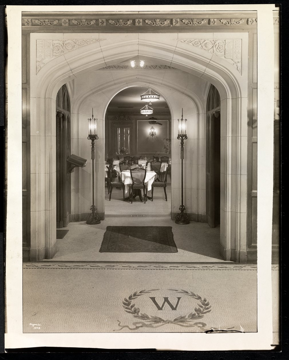 Buegang som fører inn til spisestuen til Hotel Woodward, Broadway og 55th Street, New York, 1920 (sølv gelatintrykk) av Byron Company